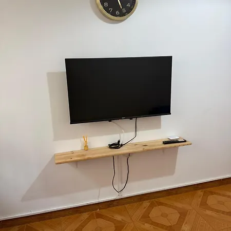 3 Bedrooms Close Airport דירה *