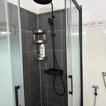 3 Bedrooms Close Airport דירה